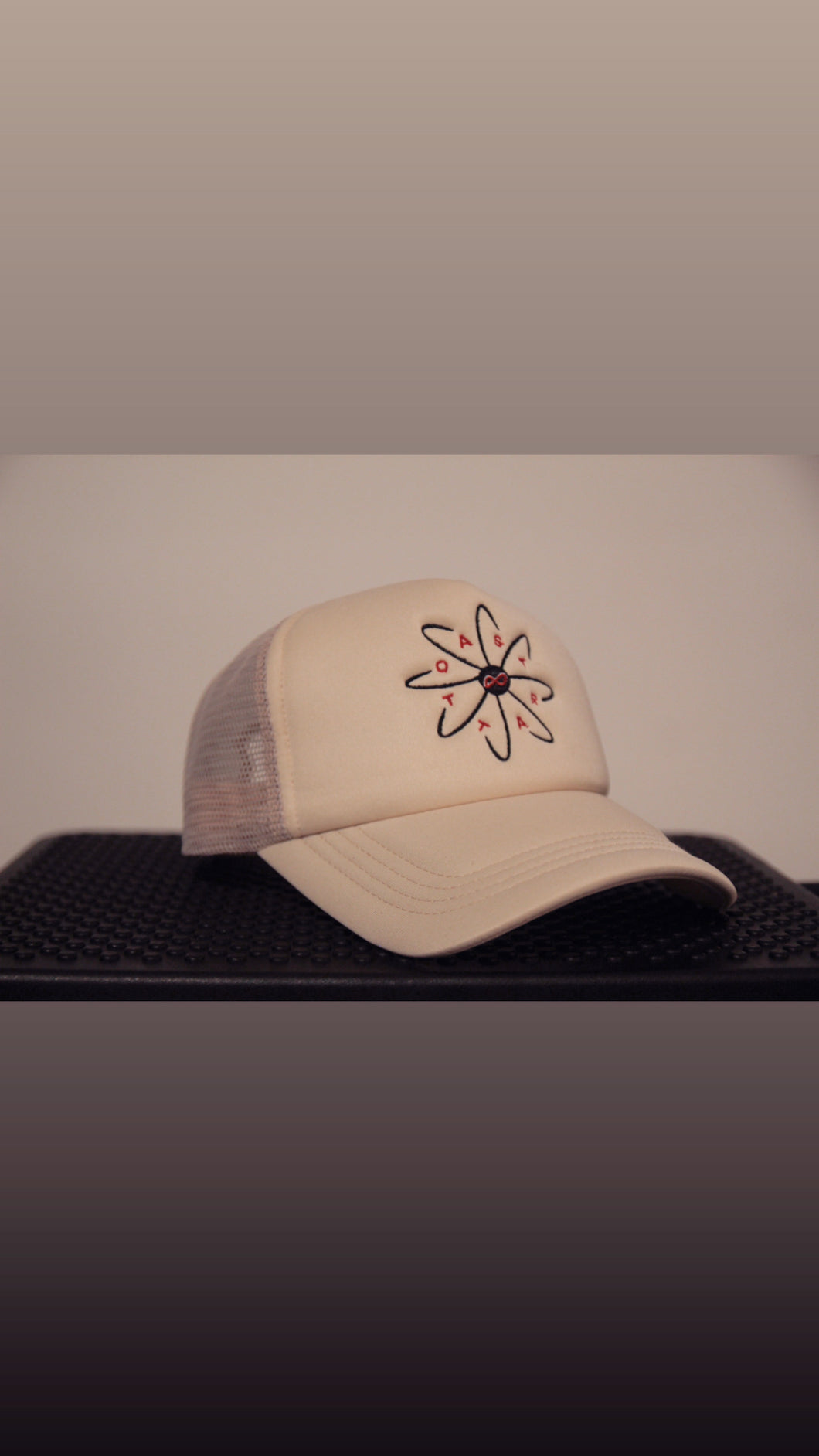 Cream Astratto Trucker